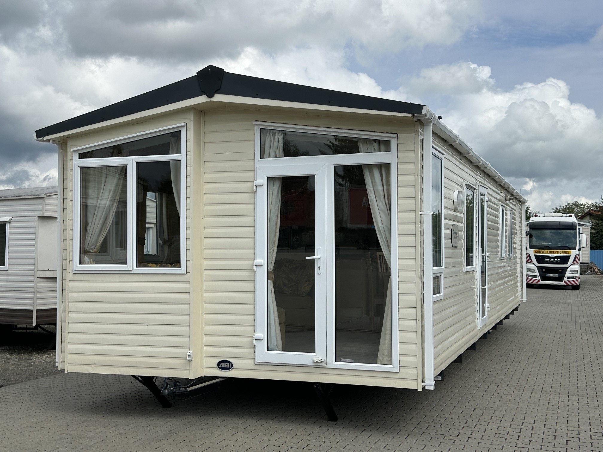 Winterfeste Mobilheim Abi Focus 11,80 x 3,70 m mit Zentralheizung